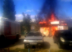 В Волгодонске на В-7 дотла сгорел ларек «Продукты»