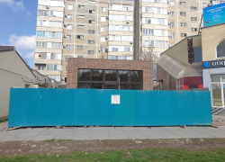 На одном из самых дорогих участков в Волгодонске сооружается маленький магазин