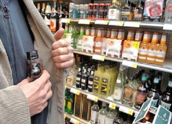   Пьяный волгодонец сломал нос охраннику магазина при попытке незаметно вынести коньяк