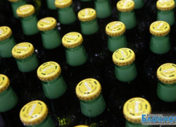 Двое молодых парней открыто украли ящик пива из магазина