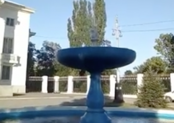 Высокая струя фонтана привлекла жителей Цимлянска 