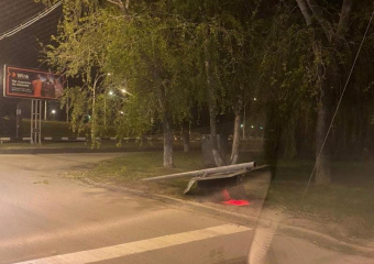 Водитель снес светофор на Морской перед путепроводом и скрылся с места ДТП