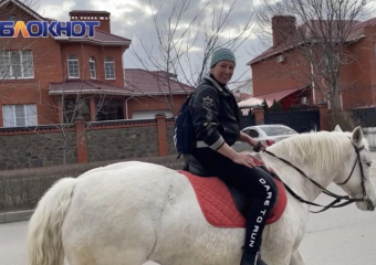 Сюр на улицах Волгодонска: всадница на белой лошади спешит на помощь детям