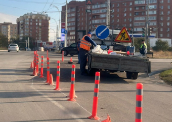 Съезд с путепровода на Весеннюю огородили сигнальными столбиками 