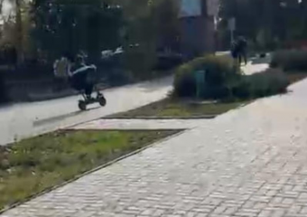 Наглых самокатчиков контролируют знаки: в «Парке Победы» прокомментировали ситуацию с лихачами