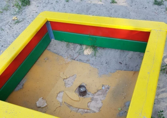 «Адская горка» и песочница без песка возмутила молодую маму из Волгодонска