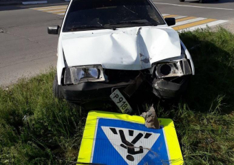 Водитель «девятки» снес светофор возле Атоммаша - у ВАЗа оторвало колеса 