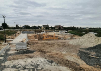 Не успели даже дорожки выложить: благоустройство святого Бакреневского источника в станице Камышевской может серьезно затянуться 