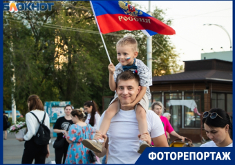 Триколор на груди, патриотизм в душе: рок-концертом в Волгодонске отметили День флага России