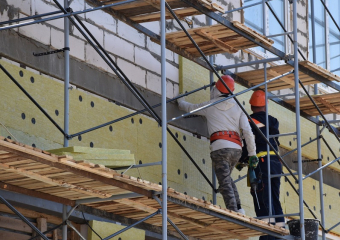 Школу в микрорайоне В-9 начали утеплять