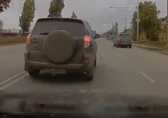 Волгодонец на внедорожнике был готов лишиться прав и рискнул жизнями молодой мамы с ребенком ради водительской мести