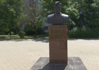 Памятник Юрию Чечину установили неправильно: жители смотрят в затылок Чечину, а он смотрит на «Бублик»