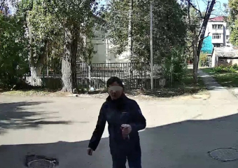 Бьют в живот молодых мам, прилюдно мочатся, крушат камнями домофоны: алковоины с улицы Морской объявили войну камерам видеонаблюдения