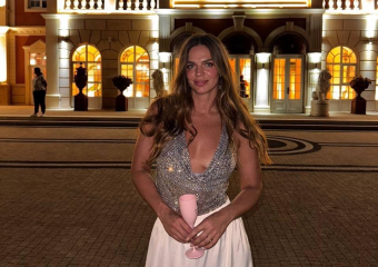 Звезда мирового спорта Юлия Ефимова впечатлила поклонников шикарным декольте на фоне живописной винодельни в Геленджике 