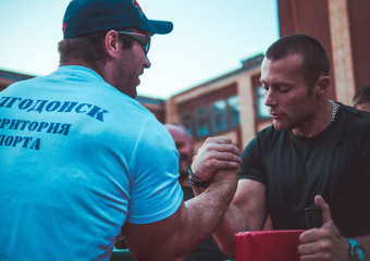 Волгодонцы не смогли побороть голыми руками рекордсмена Книги рекордов России Дениса Цыпленкова