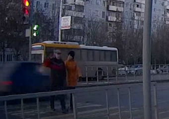 Смертоносный ВАЗ с неадекватной компанией чудом не сбил насмерть пожилую пару на «зебре» со светофором в Волгодонске