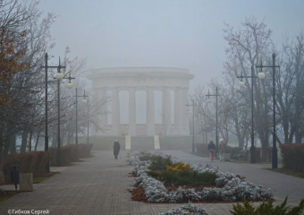 В Цимлянске ротонда, отреставрированная в рамках федерального проекта, продолжает разрушаться