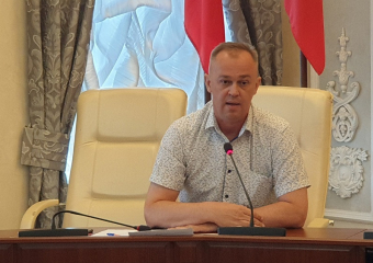 Голодный был: зампред Думы Игорь Батлуков выяснил путем слежки, почему водитель зерновоза нарушил правила