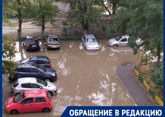 «В садик за ребенком приходится плыть»: двор на Мира затапливает после дождя