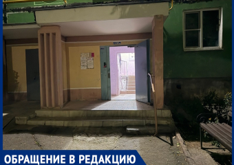 «Разлагающийся труп по дому таскали?»: странные следы на полу и жуткий запах испугали жителей МКД на Кошевого 