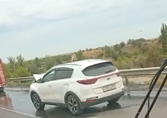 В результате ДТП на мосту через судоходный канал образовалась пробка