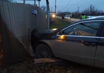 «Зеркальное» ДТП на перекрёстке в Старосолёном с влетевшим автомобилем в забор произошло в Волгодонске 