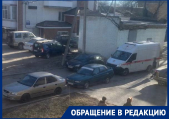 Автомобилю скорой помощи заблокировали проезд под окнами МКД в Волгодонске