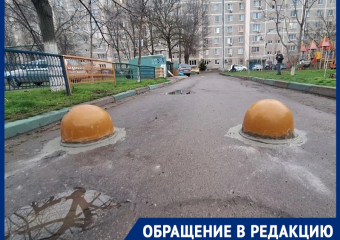 «Теперь у каждого подъезда можно дороги перегораживать?»: в Волгодонске жители двух соседних домов конфликтуют из-за проезда