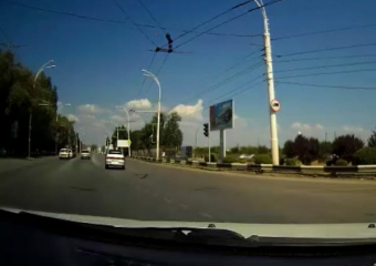 «Дед за рулем»: опасный маневр с выездом на «встречку» запечатлел волгодонец