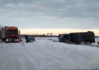 Прибывший на помощь трехосный военный КамАз застрял в снегу под атомной