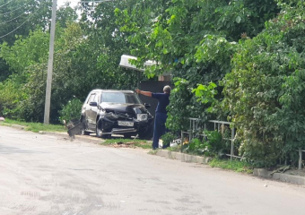 «Сузуки» влетел в остановку в результате ДТП на Пионерской