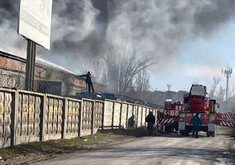 Пожарные поехали за добавкой: склад шин на Портовой не удается быстро потушить 