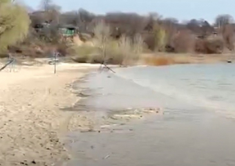 Водохранилище подтопило пляж в Цимлянске