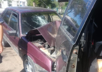 Лишенный прав пьяный водитель протаранил авто с ребенком, стоящее на обочине 