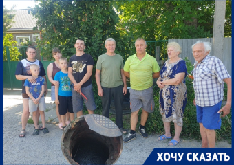 «Даже легендарный фотограф Волгодонска остался без туалета»: под боком у Водоканала в переулке Лесном пять лет не работает канализация 