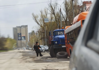 «Оторвало колесо или просела подвеска»: на улице Маршала Кошевого сломался автобус