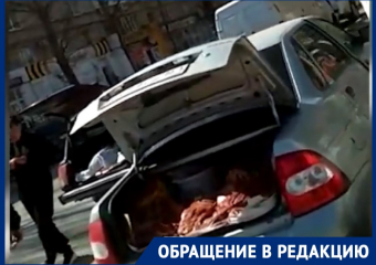 Торгующие мясом с багажников заполонили рынок на Насосной