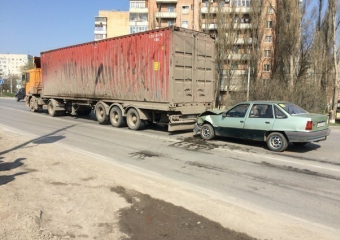 На Степной «Нексия» влетела в фуру – читатель «Блокнота»