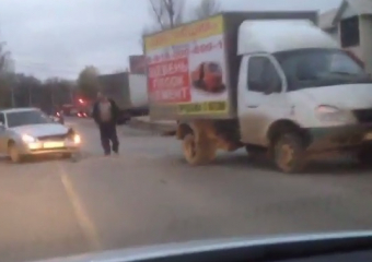 «Приора» оказалась посередине проезжей части после ДТП возле «старого» рынка  