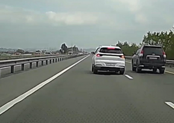 Неожиданный маневр водителя на оживленной дороге попал на видео 