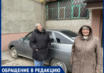 «Два года стоит и пугает!»: бдительные пенсионерки требуют убрать брошенный автомобиль со двора