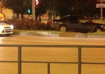 Иномарка перелетела бордюр и приземлилась на газоне в центре Волгодонска