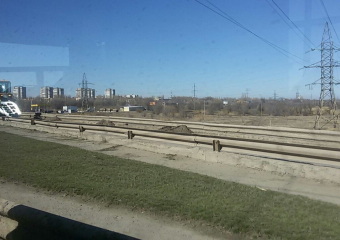 Из-за уборки моста от грязи образовался затор в сторону «старого города»