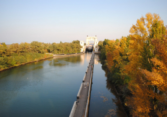 В Волгодонске в районе судоходного канала разгуливает голый мужчина