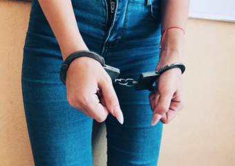 Жительницу Цимлянска застукали с пакетиком с наркотиками из подъезда в Волгодонске
