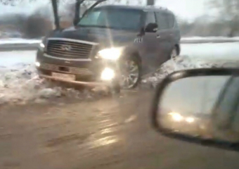 «Инфинити» вылетел на разделительный газон на Жуковском шоссе 