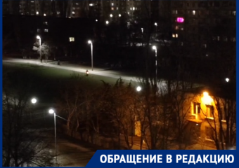 Неизвестные на мотоциклах весь вечер рассекали по стадиону школы №24 