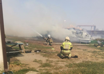 Крупный пожар уничтожил зимний запас сена в конном клубе в Волгодонске 