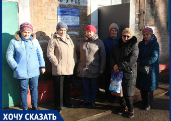 После превращения двора в помойку волгодонцам повысили плату за коммунальные услуги