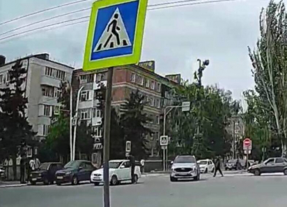 Группа местных «абу-бандитов» устроила «дискотеку» прямо на перекрестке дороги в старой части Волгодонска